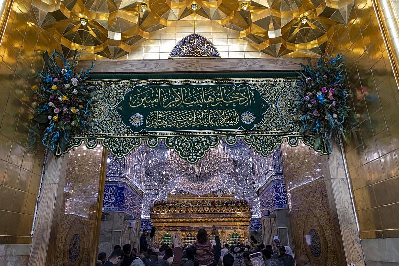 نشر أكاليل الزهور في مرقد أبي الفضل العباس (عليه السلام) بحلول زيارة النصف من شعبان