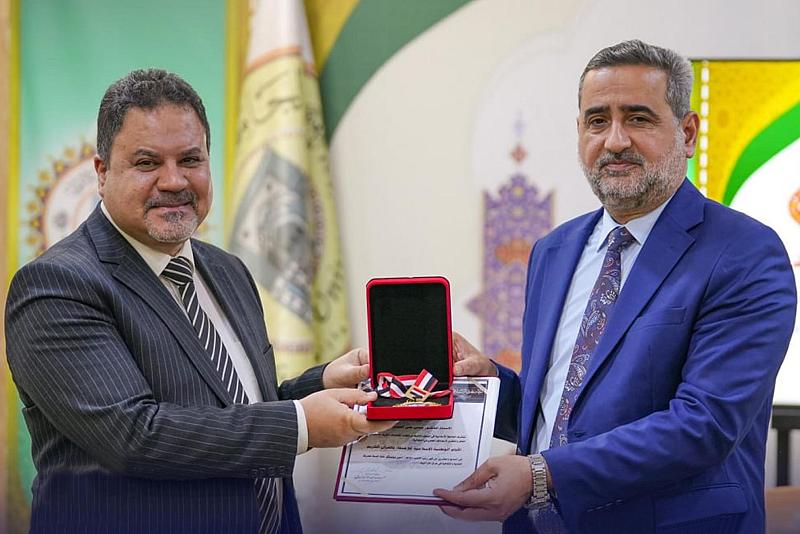 الجامعة الإسلامية في النجف تكرّم عضو جمعية العميد