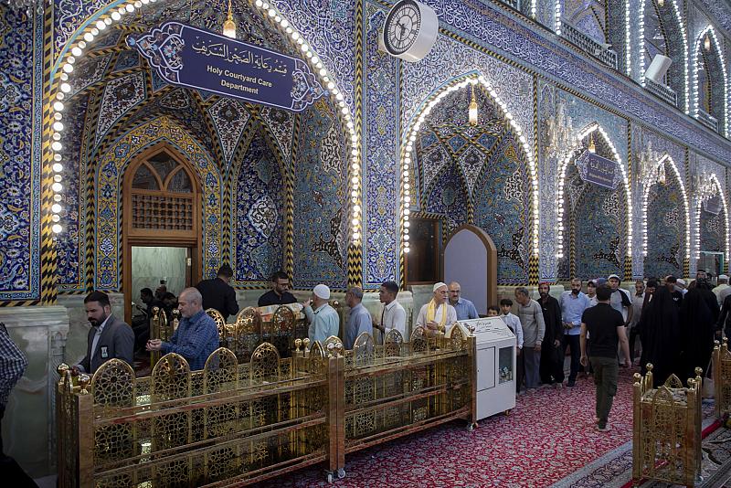 قسم رعاية الصحن الشريف يقدّم الحلوى للزائرين بذكرى يوم المباهلة