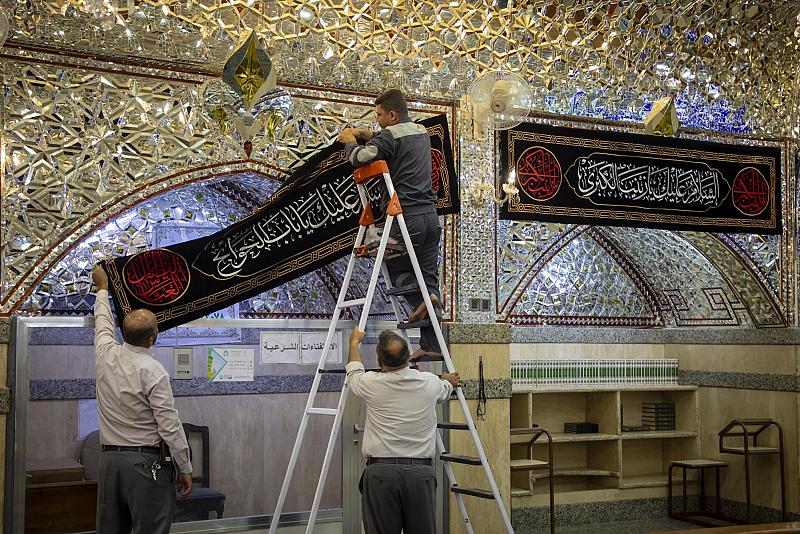 قسم المقام يشرع بنشر لافتات الحزن استعدادًا لاستقبال شهر المحرّم الحرام