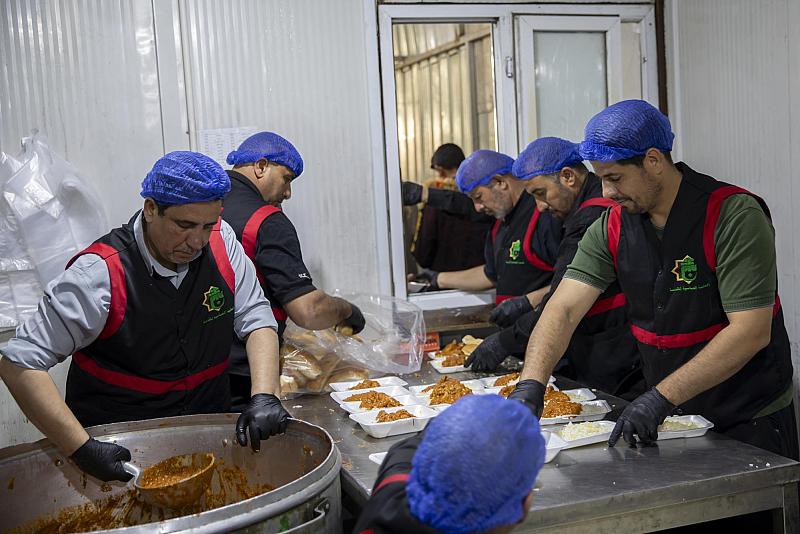 في ليلة الجمعة... قسم المضيف يقدم 8 آلاف وجبة طعام لزائري مرقد أبي الفضل العباس (عليه السلام)