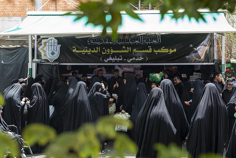 موكب قسم الشؤون الدينية يقدّم خدماته للمعزين في ذكرى دفن الأجساد الطاهرة