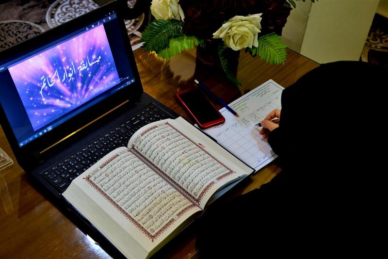 حافظةٌ من العتبة العبّاسية المقدّسة تحصد الجائزة الأولى في مسابقة (أنوار الخاتم) 
