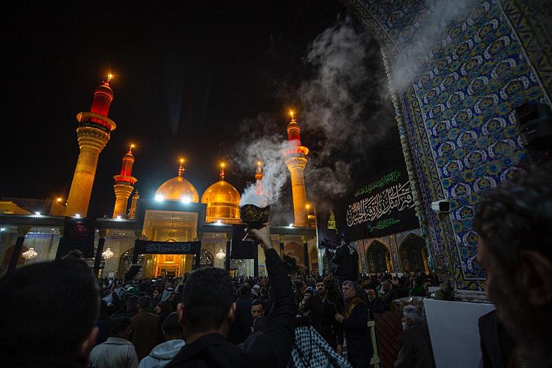ملاكات العتبة العباسية تشرع بتبخير صحن مرقد الإمامين الجوادين (عليهما السلام) وتعطيره