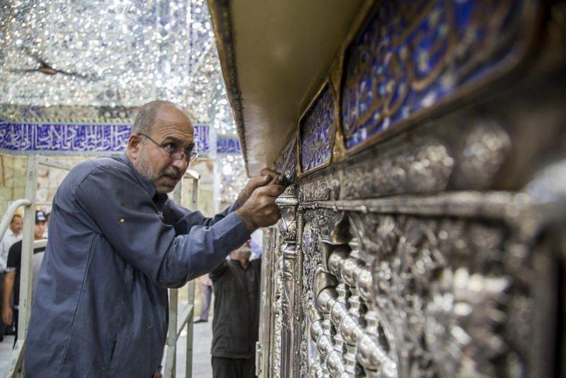 مصنعُ السقّاء: الانتهاء من تفكيك الشبّاك القديم لمزار القاسم بن موسى الكاظم (عليهما السلام)