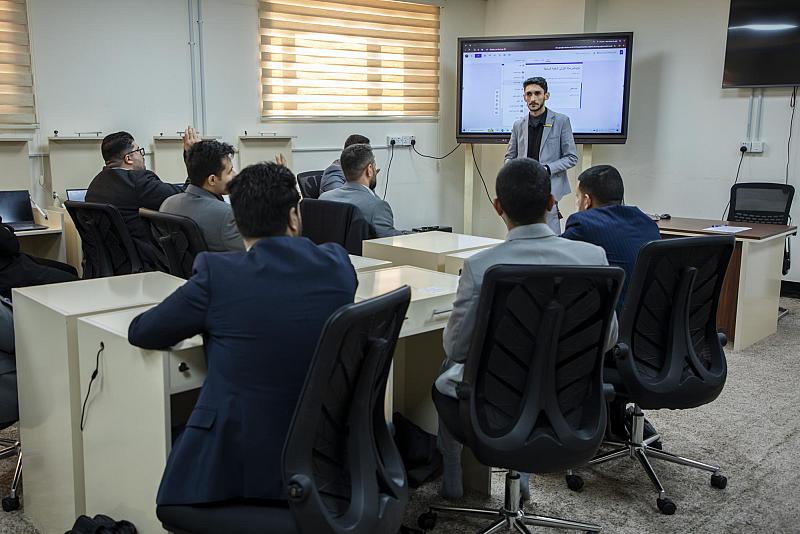 أكاديمية التطوير الإداري تنظم ورشة عن تطبيقات جوجل لطلبة المرحلة الأولى