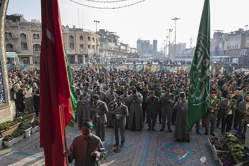 خَدَمة العتبة العبّاسية المقدّسة يؤدّون مراسيم الممارسة العبادية