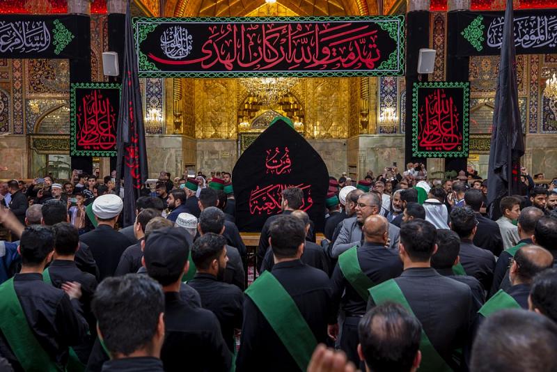 خدّامُ المرقدَيْن الطاهرَيْن يعزّون سيّدَيْهم بذكرى شهادة أبيهما الإمام علي (عليه السلام)