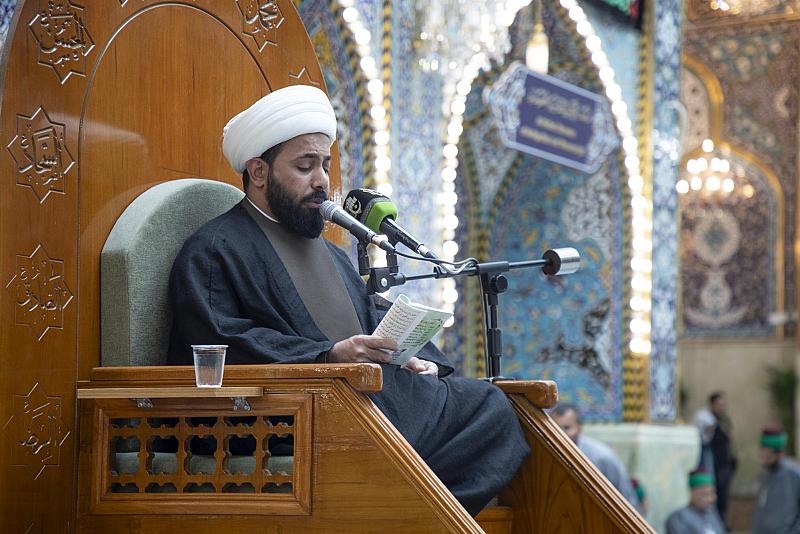 الزائرون يؤدون مراسم قراءة دعاء الندبة في صحن مرقد أبي الفضل العباس (عليه السلام)