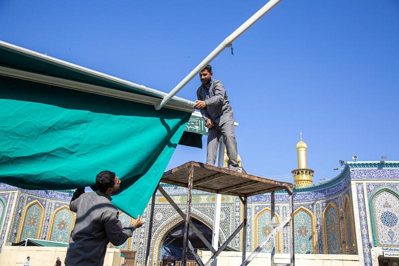 قسمُ الشؤون الخدميّة يُجري أعمالَ الصيانة الدوريّة للمظلّات المتحرّكة المنصوبة خارجَ صحن أبي الفضل العبّاس (عليه السلام)