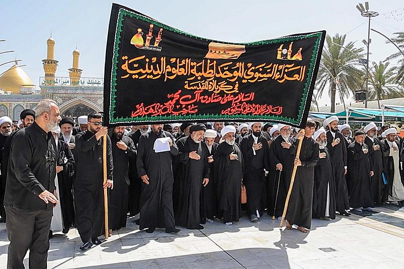 طلبة العلوم الدينية في كربلاء ينظمون مسيرة عزائية بذكرى شهادة الإمام الصادق (عليه السلام)