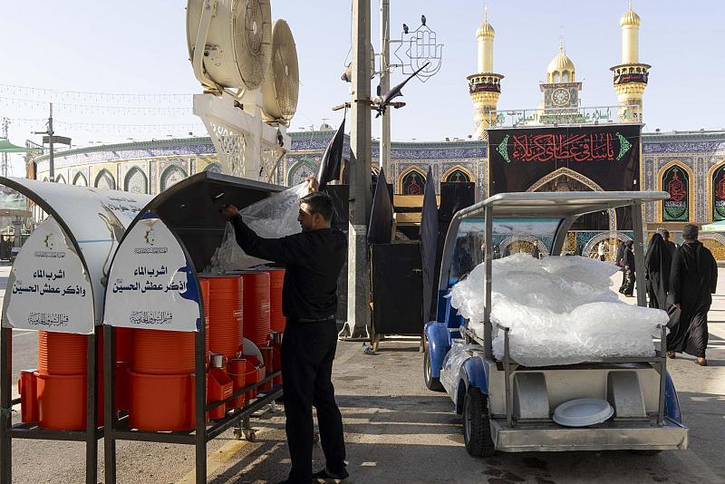 على مدار 24 ساعة.. قسم الشؤون الخدمية يوفر المياه المبردة والثلج البلوري للزائرين