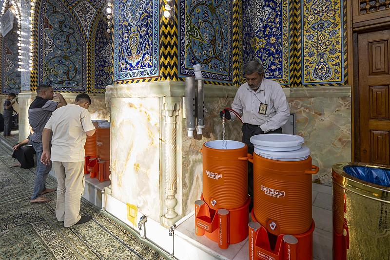 عبر شعبة السقاية.. قسم الشؤون الخدمية يوفر مياه الشرب المبرّدة لزائري مرقد أبي الفضل العباس (عليه السلام)