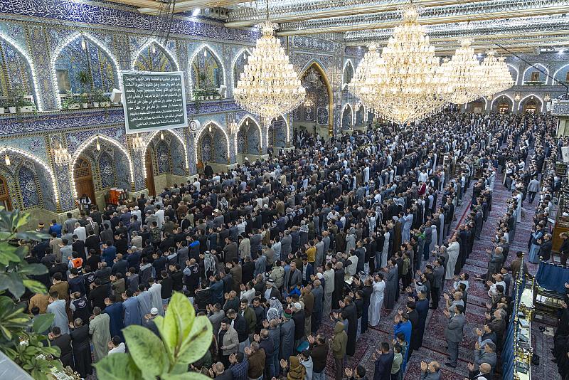 المؤمنون يحيون صلاة عيد الفطر المبارك في صحن مرقد أبي الفضل العباس (عليه السلام)