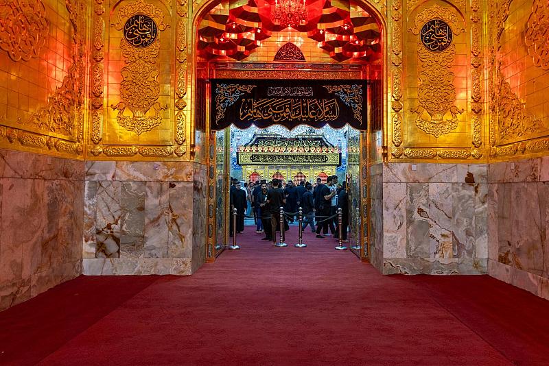 استعدادًا لزيارة العاشر من المحرّم .. المباشرة بفرش الكاربد الأحمر في حرم مرقد أبي الفضل العباس (عليه السلام)