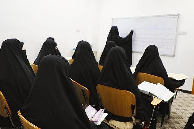 معهد القرآن الكريم النسوي يفتتح 13 دورةً لتعليم القراءة الصحيحة في النجف