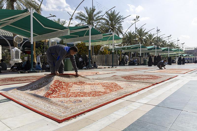 في ليلة الجمعة.. ملاكات قسم بين الحرمين الشريفين تفرش الساحة الوسطية بالسجّاد خدمةً للزائرين