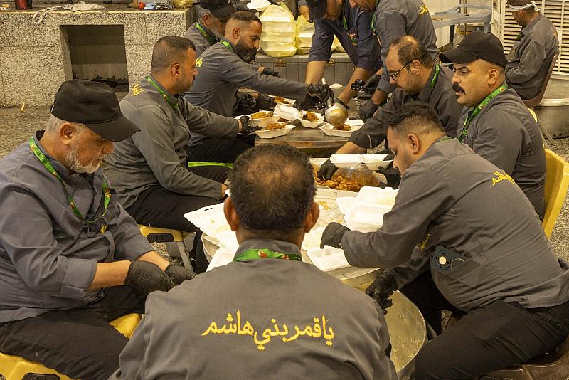 في ثلاثة أيام.. مجمّع العلقمي يقدم أكثر من 30 ألف وجبة طعام لزائري الأربعين