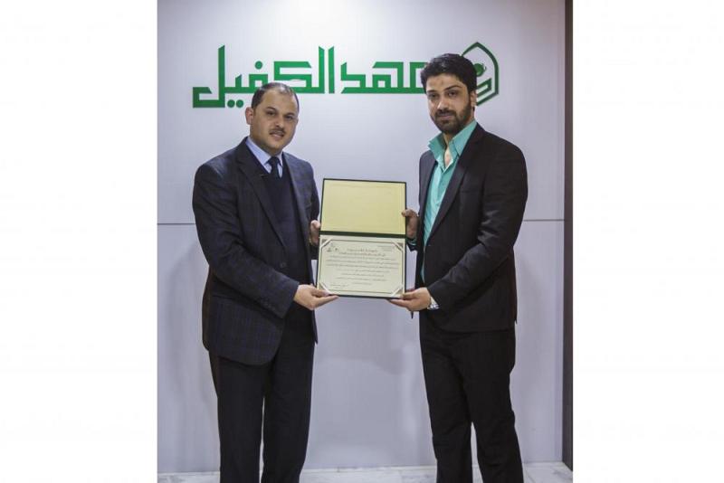 أحد مشتركي دورة وحدة تعليم اللغات في كلية الكفيل الجامعة ينال المرتبة الأولى في كل مراكز تعليم اللغة الفارسية في جامعة فردوسي...