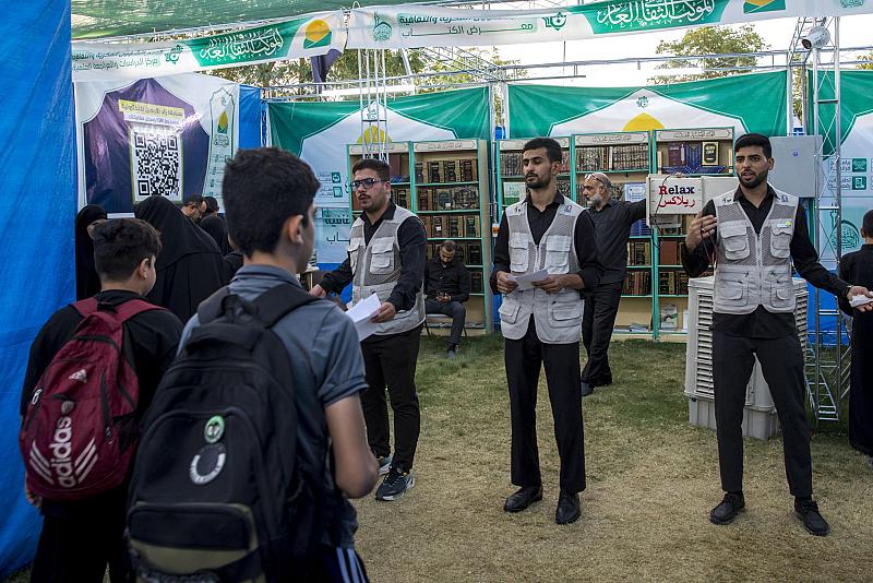 متطوعو فتية الكفيل يقدمون جهودًا خدمية وتنظيمية في الموكب الثقافي العام على محور بغداد – كربلاء