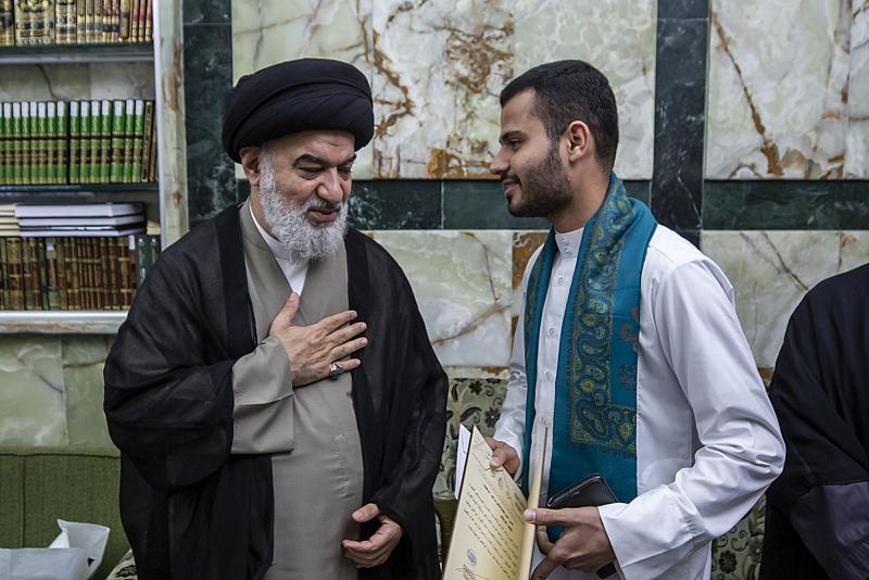 السيد الصافي يكرّم الفائز بمسابقة الرافدين الوطنية الحافظ منتظر البهادلي