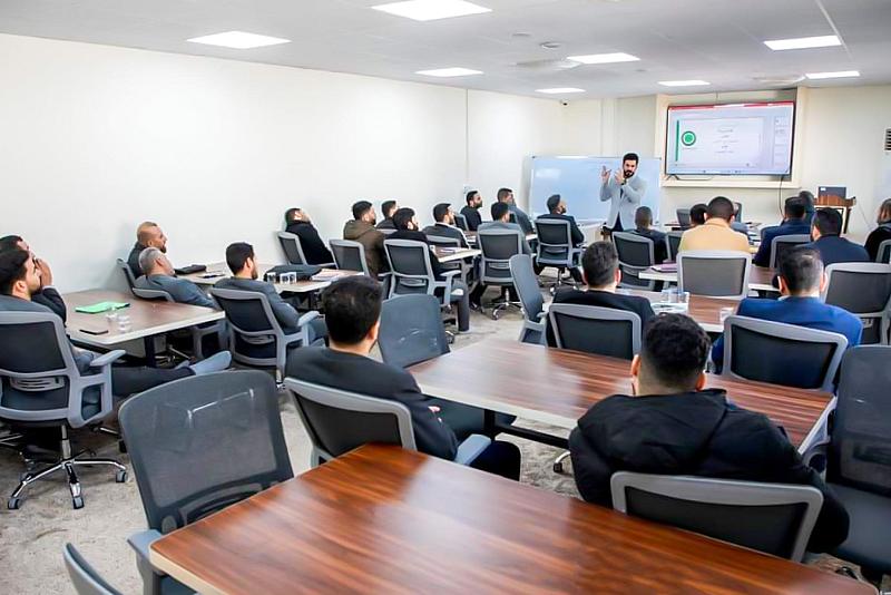 طلبة أكاديمية التطوير الإداري يتلقّون ورشة حول التعامل مع الآخرين