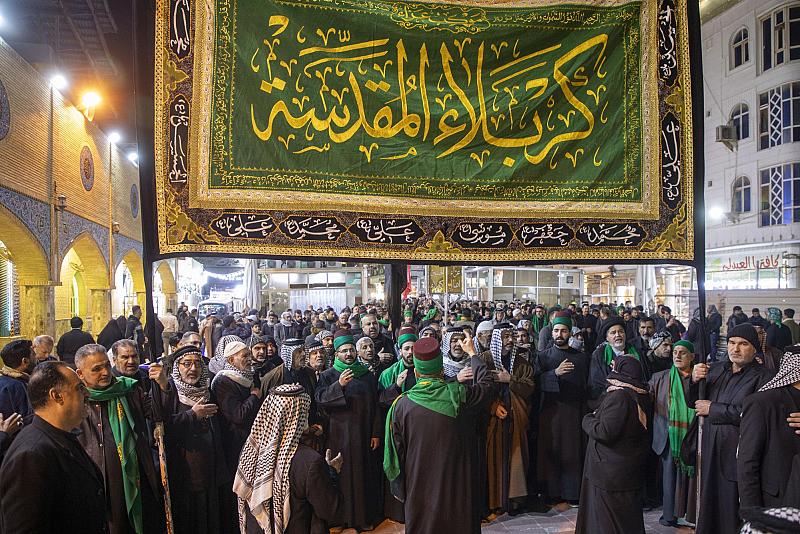 موكب أهالي كربلاء المقدسة يُحيي ذكرى أربعين السيدة زينب (عليها السلام) في النجف الأشرف