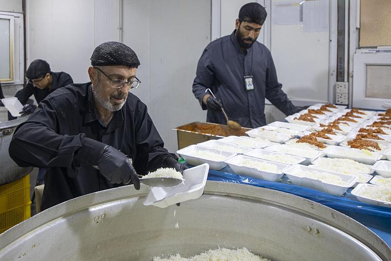في التاسع من المحرّم الحرام.. قسم المضيف يواصل تقديم وجبات الطعام المتنوّعة للزائرين