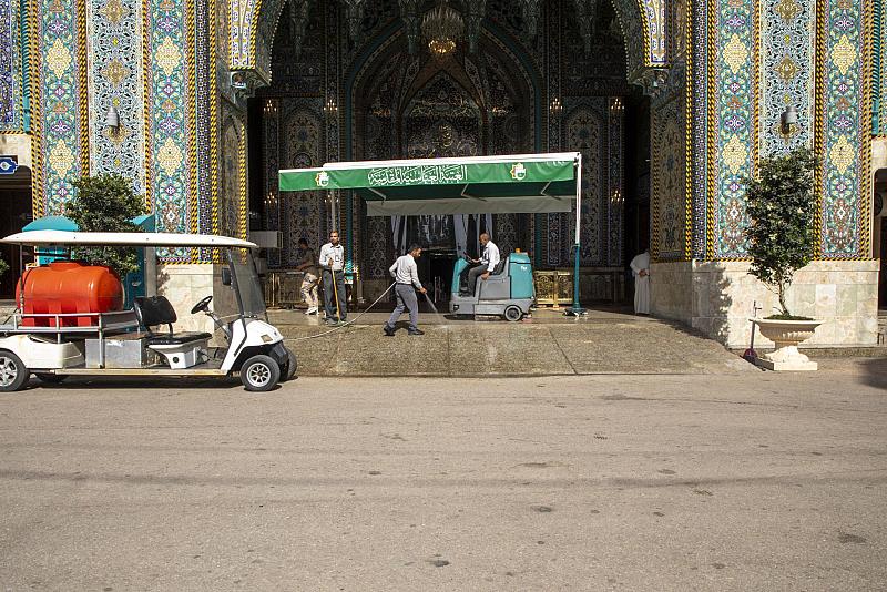 قسم الشؤون الخدمية ينفذ حملة لغسل محيط العتبة العباسية المقدسة وتنظيفه