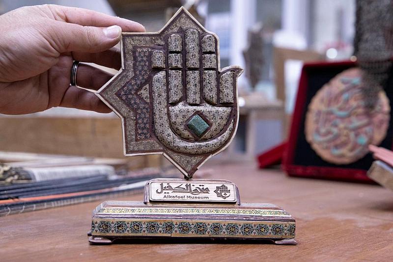 بعد برامج تدريبية متخصصة.. متحف الكفيل يبيّن منجزات ملاكاته في فن الخاتم (الأرابيسك)