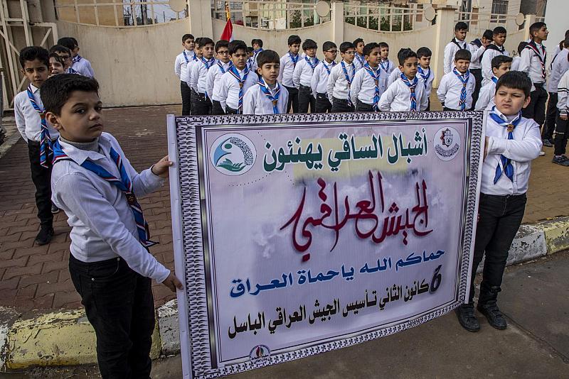 احتفاء بأعياد الجيش والشرطة.. مجموعة العميد التعليمية تشارك في المسيرة الكشفية