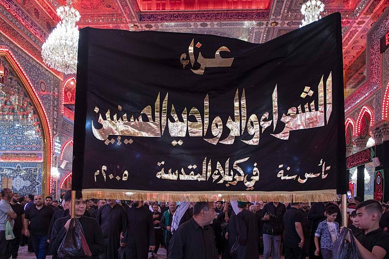 موكب عزاء الشعراء والرواديد يحيي ذكرى شهادة النبي (صلى الله عليه وآله) في كربلاء
