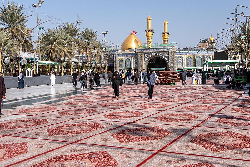 ضمن نشاطه المتواصل.. قسم بين الحرمين يهيئ الساحة الوسطية لخدمة الزائرين