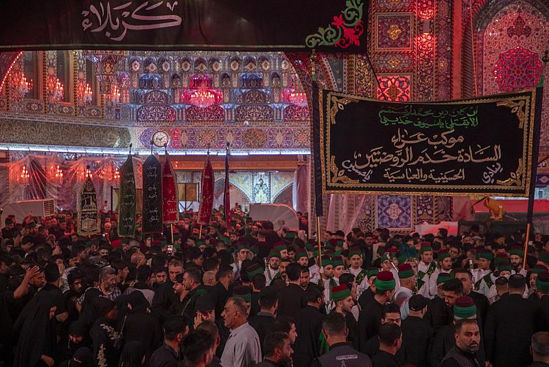 بمشاركة الأمين العام للعتبة العبّاسية المقدّسة.. موكب عزاء السادة الخَدَم يحيي ليلة عاشوراء