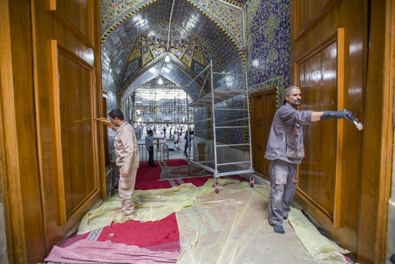 المباشرة بصيانة وإدامة الأبواب الخشبيّة لصحن أبي الفضل العبّاس(عليه السلام)..