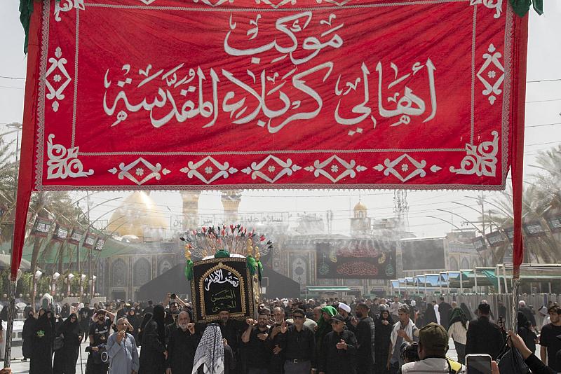 أهالي كربلاء يشيعون النعش الرمزي للإمام الحسن (عليه السلام) عند العتبتين المقدستين