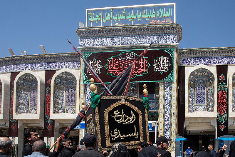 أهالي كربلاء يشيعون النعش الرمزي للإمام السجاد (عليه السلام) عند العتبتين المقدستين