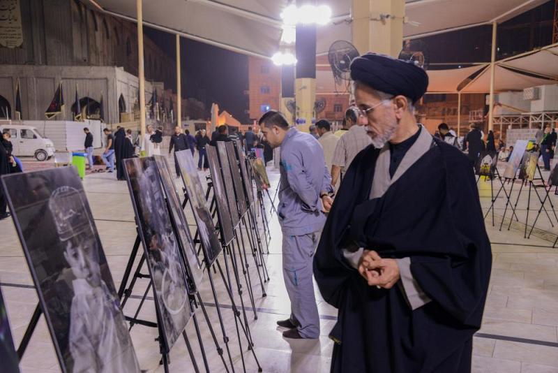 بمحاور عاشورائيّة متنوّعة: قسمُ ما بين الحرمين الشريفين يُقيمُ معرضاً للصور في جوار مرقد أمير المؤمنين(عليه السلام)..