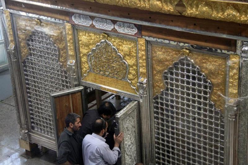 الشبّاك الجديد لأبي الفضل العباس(عليه السلام) يصل لمراحل متقدّمة والكوادر العاملة عليه تُنهي أعمال تصنيع بابه..