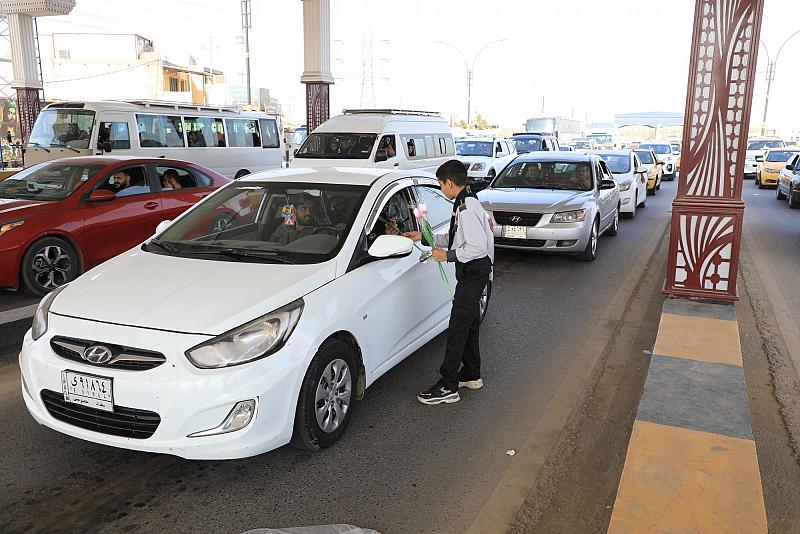 جمعيةُ كشّافة الكفيل تستقبل الزائرين بولادة الأقمار المحمدية بالورود والحلوى