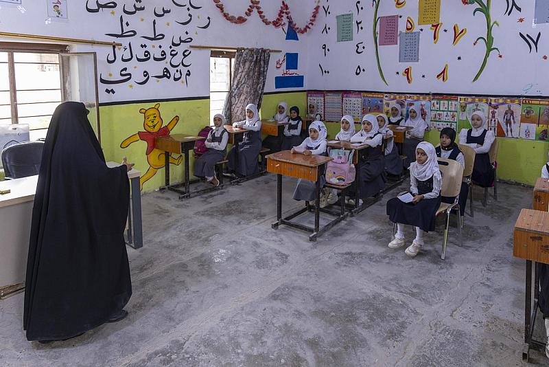 شعبة الخطابة النسوية تقدم محاضرات إرشادية لعدد من المدارس المشاركة في حفل التكليف الشرعي