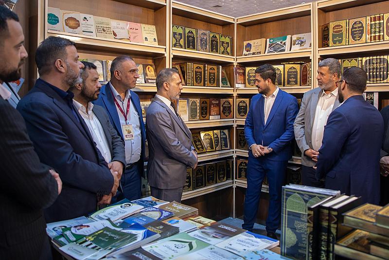 وفد العتبة العباسية المقدسة يجري جولة في أروقة معرض بغداد الدولي للكتاب