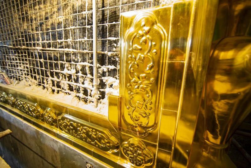 بالصّور: تركيبُ أولى البلاطاتِ الذهبيّة الجديدة في طارمة ضريح أبي الفضل العبّاس (عليه السلام)...