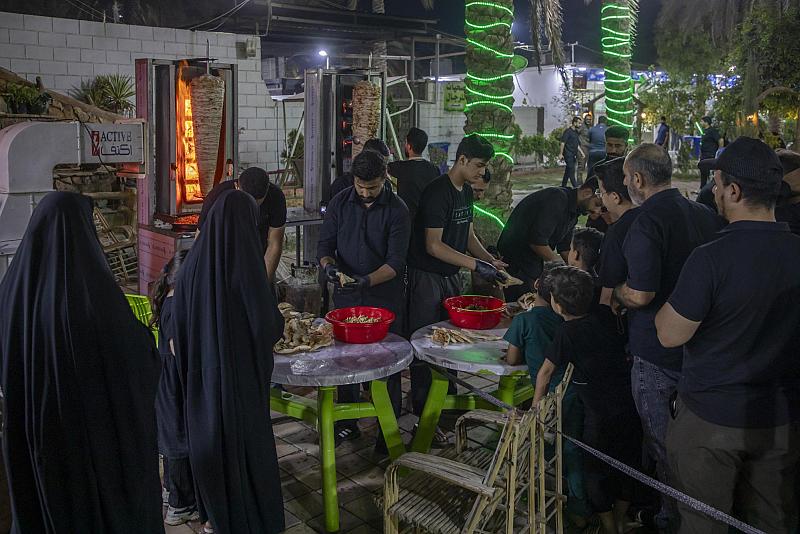 موكب مشاتل الكفيل قدم أكثر من 4000 وجبة طعام يوميًّا في زيارة الأربعين