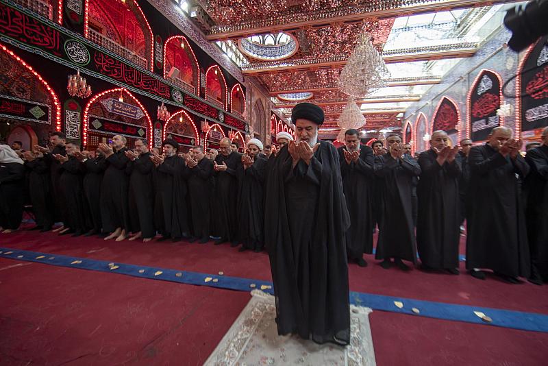 السيد الصافي يؤم المصلين في صحن مرقد أبي الفضل العباس (عليه السلام) بذكرى عاشوراء