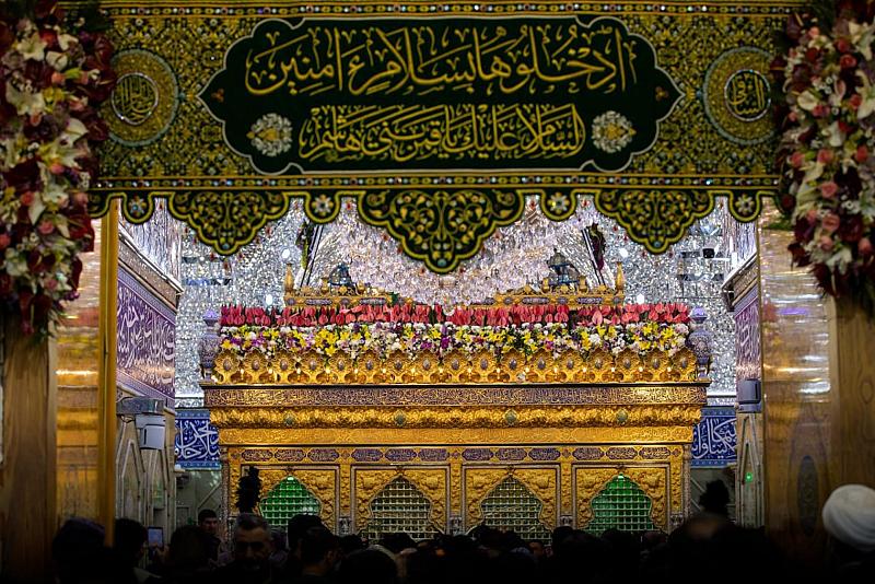 أكاليل الزهور تزيّن شباك مرقد أبي الفضل العباس (عليه السلام) بحلول ذكرى الولادات الشعبانية
