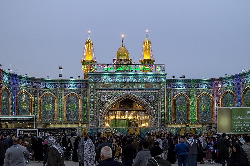 الزائرون يحيون ليلة الجمعة الأولى من شهر شعبان عند مرقد أبي الفضل العباس (عليه السلام)