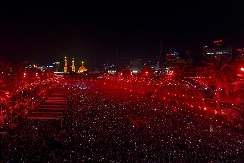 بحلول شهر المحرّم.. استبدال إنارة مرقدي الإمام الحسين وأخيه أبي الفضل العباس (عليهما السلام) إلى اللون الأحمر