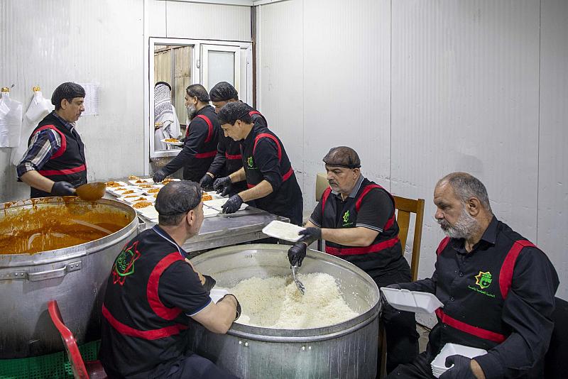 في ليلة الجمعة الأولى من شهر ذي الحجة.. قسمُ المضيف يقدّم 10 آلاف وجبة طعام للزائرين