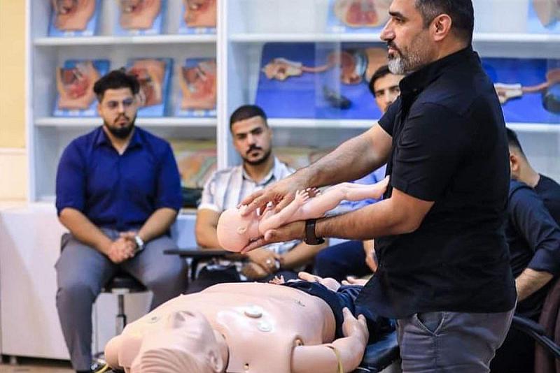 جامعة العميد تنظم ورشة تدريبية حول طب الطوارئ والإنعاش الحياتي (BLS)